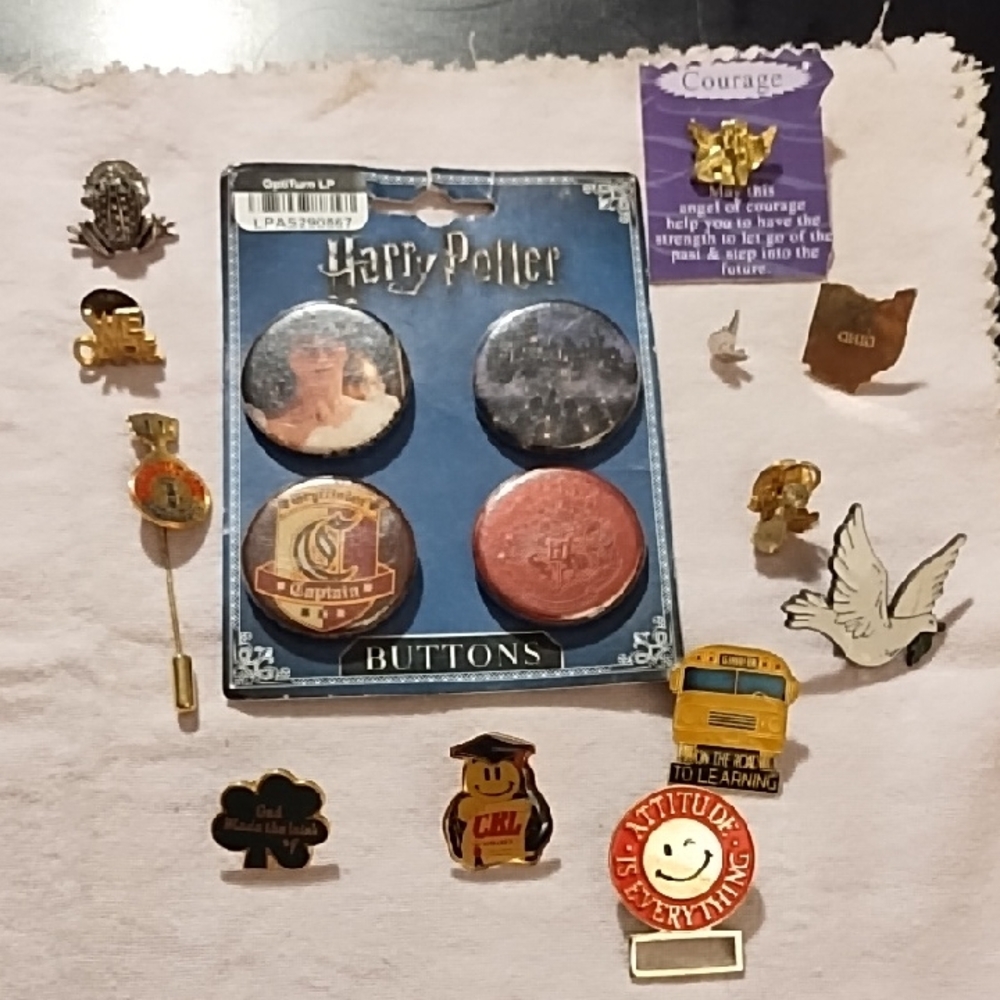 🇺🇸 Clearance 🇺🇸Lot Of Pins And Buttons